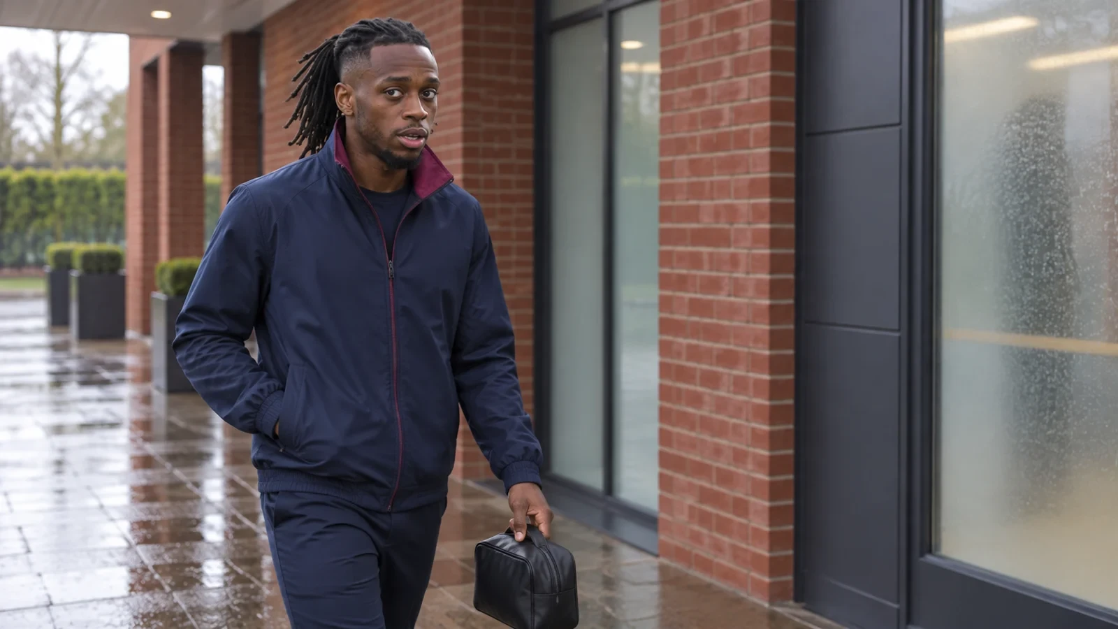 Aaron Wan-Bissaka tới khu phức hợp Aston Villa sau cơn mưa