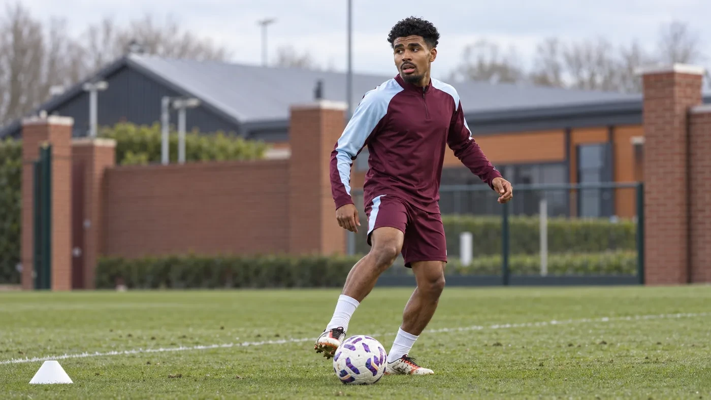 Ian Maatsen khống chế bóng bên cánh trái trong buổi tập Aston Villa