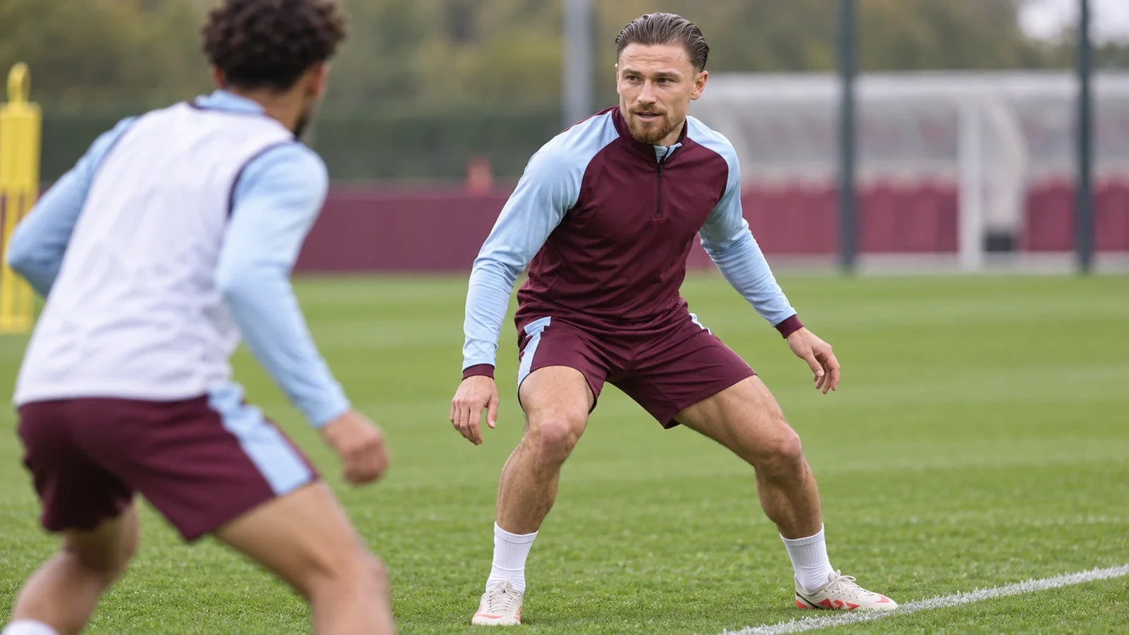Matty Cash giữ tư thế phòng ngự trên sân tập Aston Villa
