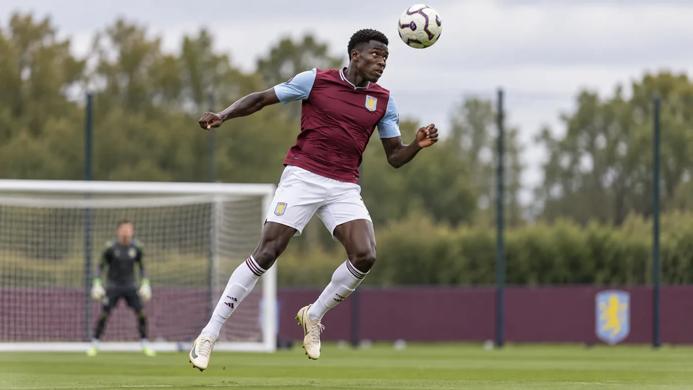 Modou Kéba Cissé bật lên đánh đầu trong bài tập phòng ngự