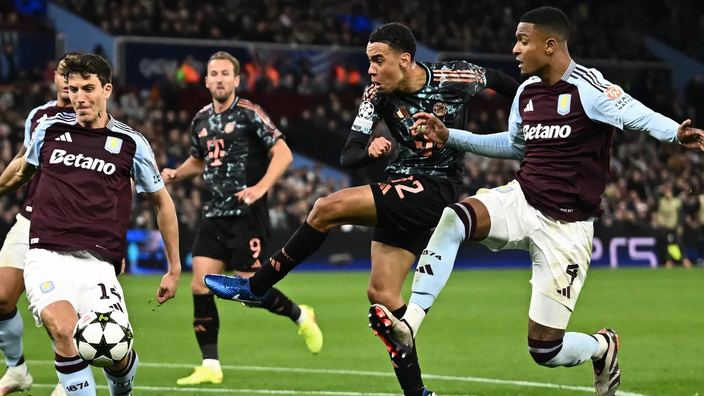 Pau Torres kiểm soát bóng trong một trận đấu của Aston Villa