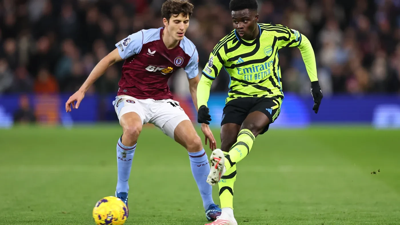 Pau Torres theo kèm đối thủ trong một trận đấu của Aston Villa