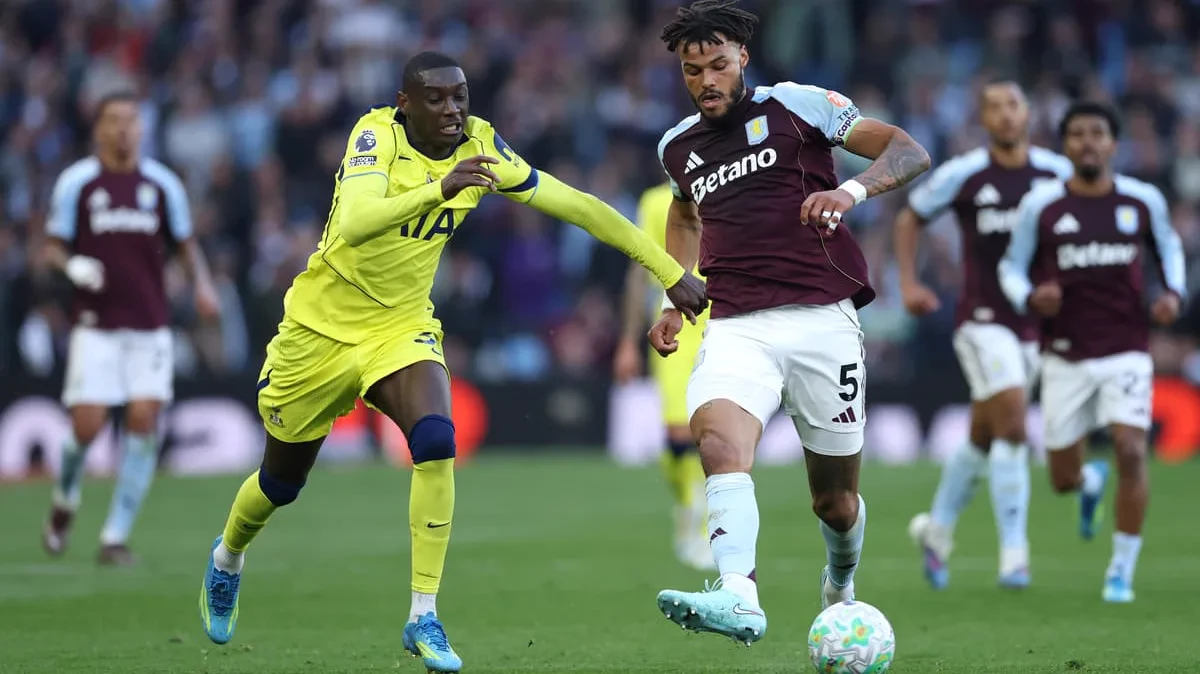 Tyrone Mings che bóng trước áp lực trong màu áo Aston Villa