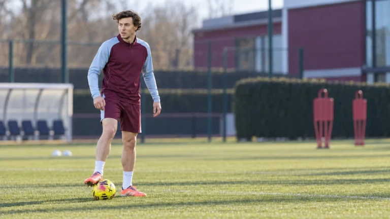 Victor Lindelöf quan sát phương án chuyền bóng trên sân tập Aston Villa