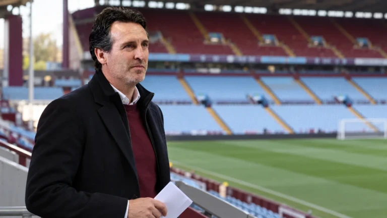 Unai Emery quan sát sân Villa Park trước mùa giải 2026-27