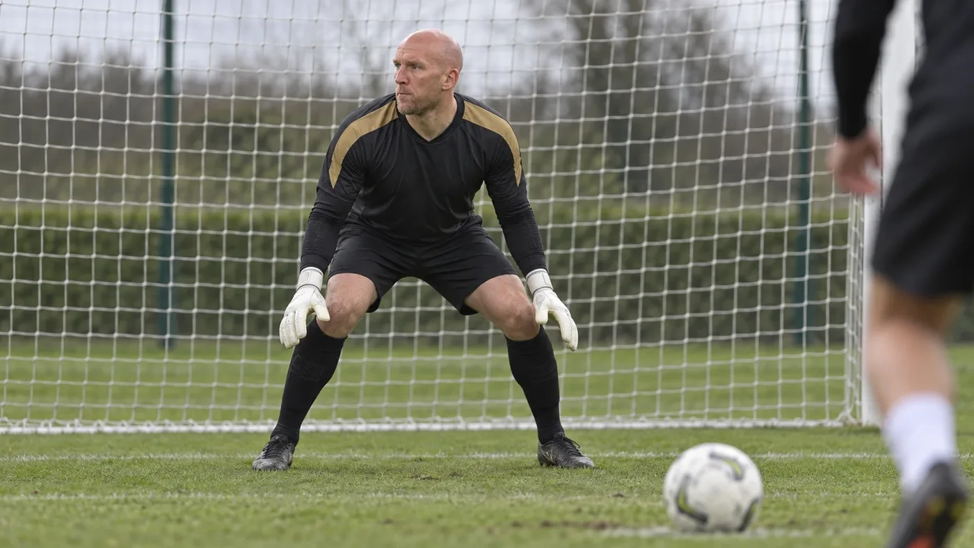 John Ruddy giữ tư thế chờ trong bài tập cản phạt đền