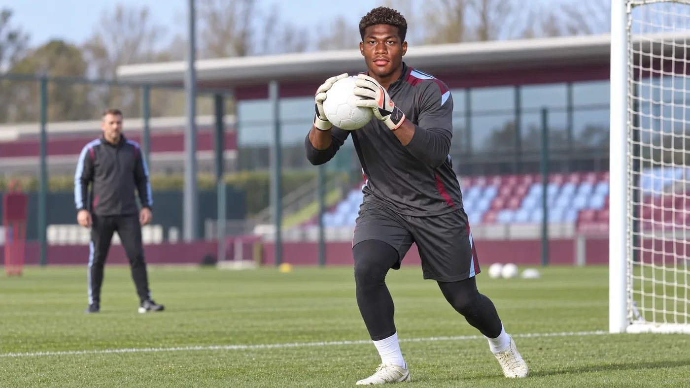 Zion Suzuki bắt bóng trong bài tập thủ môn Aston Villa