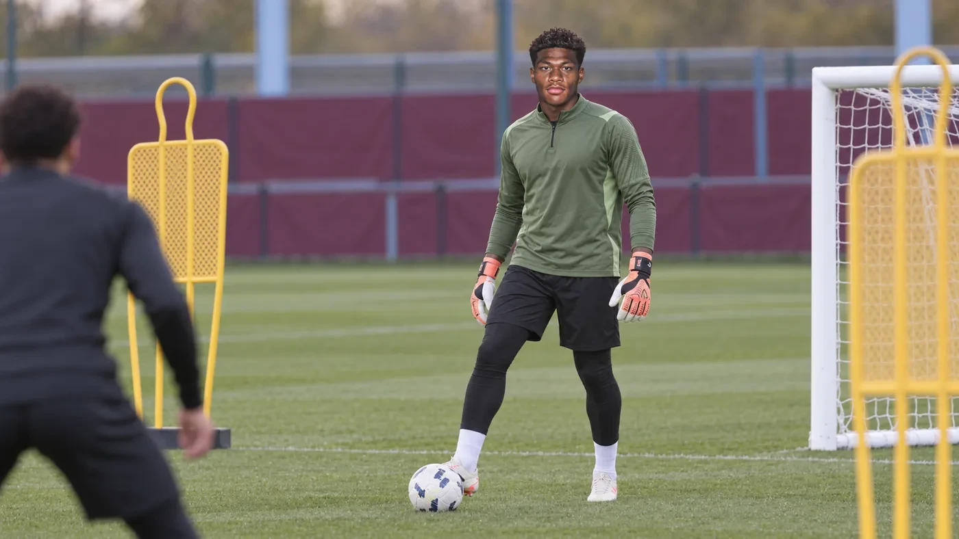 Zion Suzuki quan sát phương án chuyền bóng trên sân tập Aston Villa