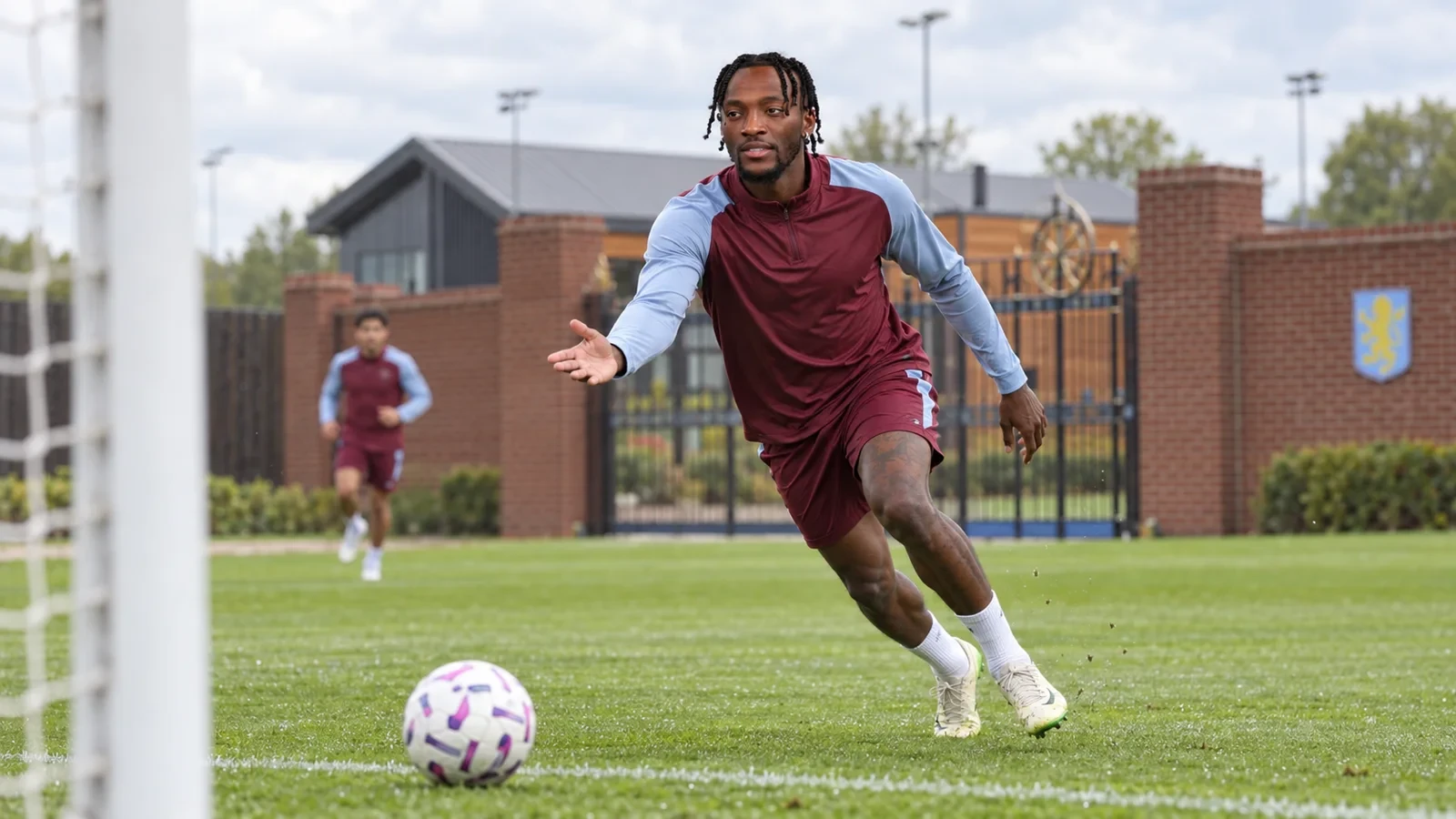 Tammy Abraham băng cắt cột gần trong buổi tập Aston Villa