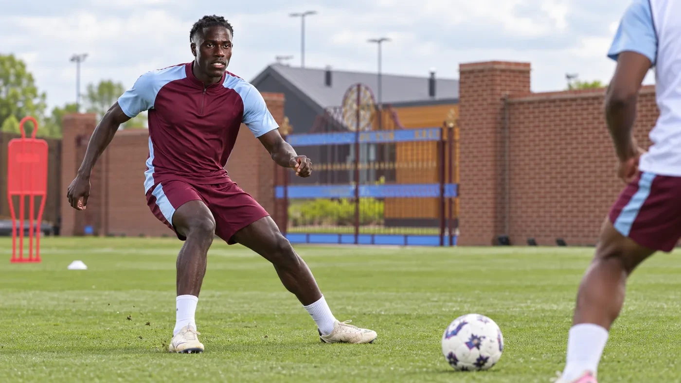 Amadou Onana bước ngang chặn đường chuyền trong buổi tập Aston Villa