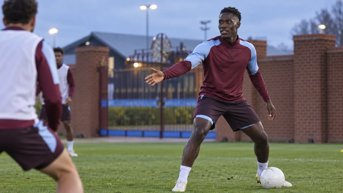 Amadou Onana giữ bóng và chỉ hướng chuyền trong buổi tập Aston Villa