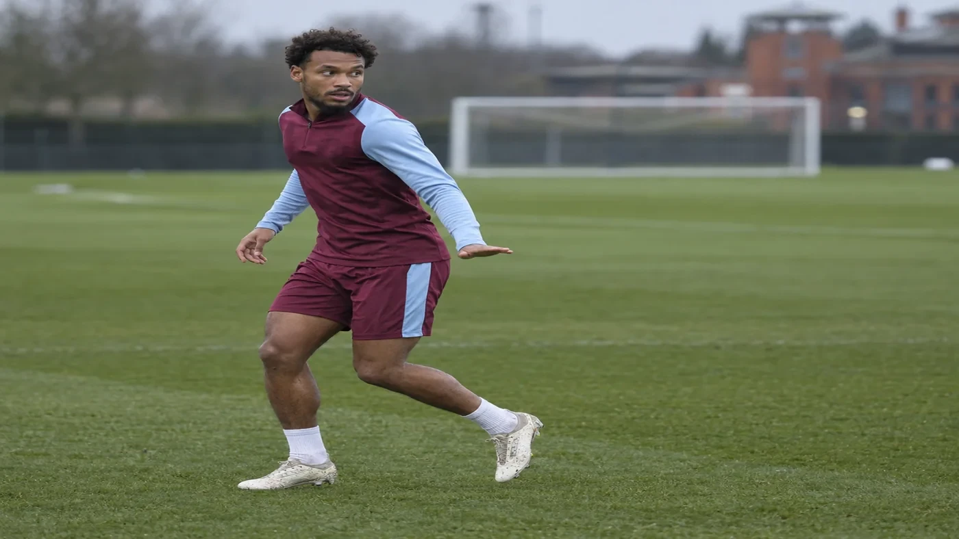 Boubacar Kamara lùi che đường chuyền trong bài tập Aston Villa