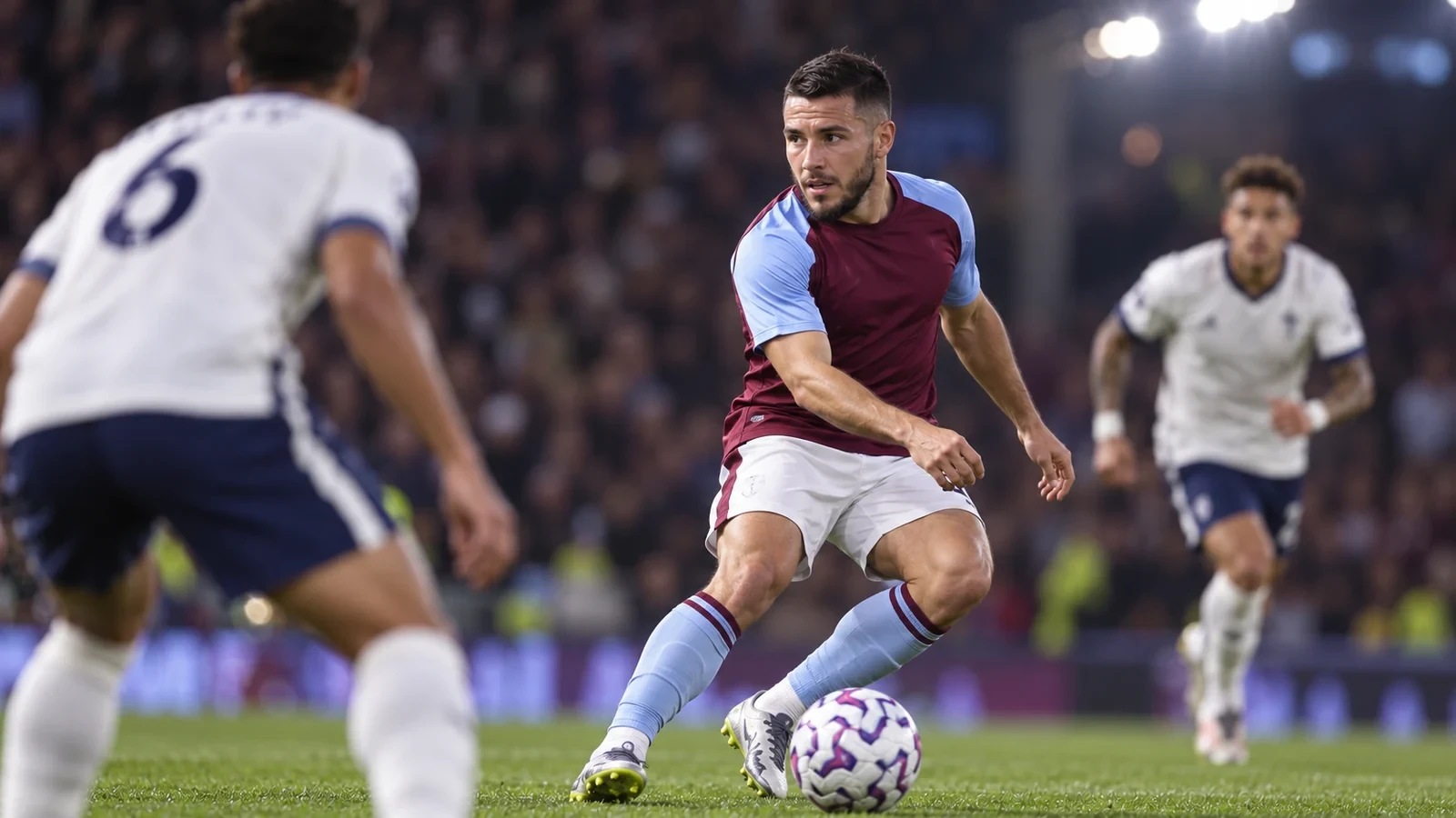 Emiliano Buendía thực hiện đường chuyền ngoài má trong buổi tập Aston Villa
