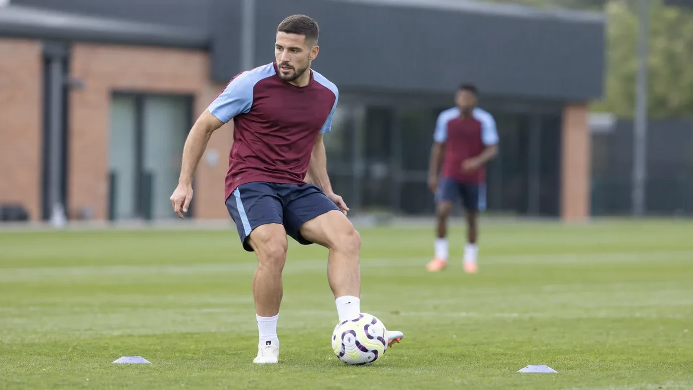 Emiliano Buendía nhận bóng trong bài tập không gian hẹp Aston Villa