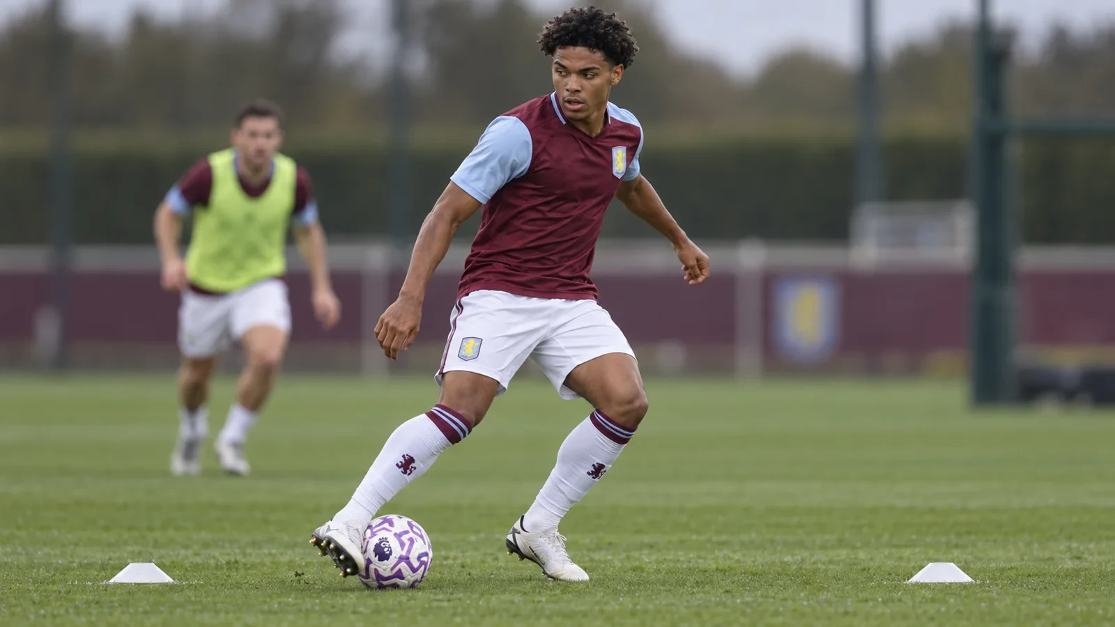 George Hemmings xoay người thoát pressing trong bài tập Aston Villa