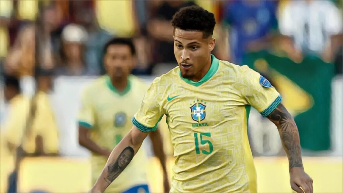 João Gomes kiểm soát bóng trong màu áo Brazil