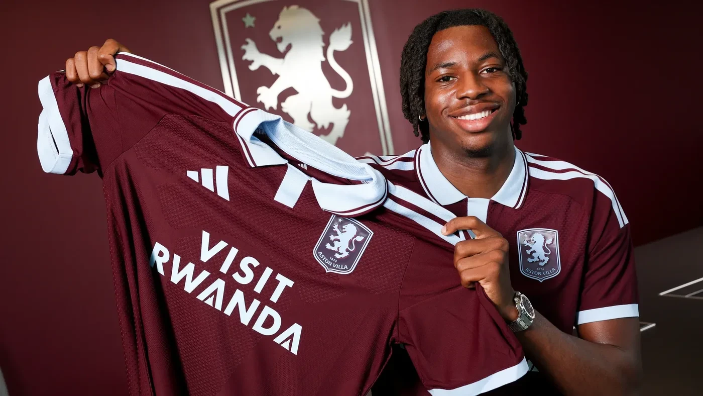 Johan Manzambi cầm áo Aston Villa trong ảnh giới thiệu mùa 2026-27
