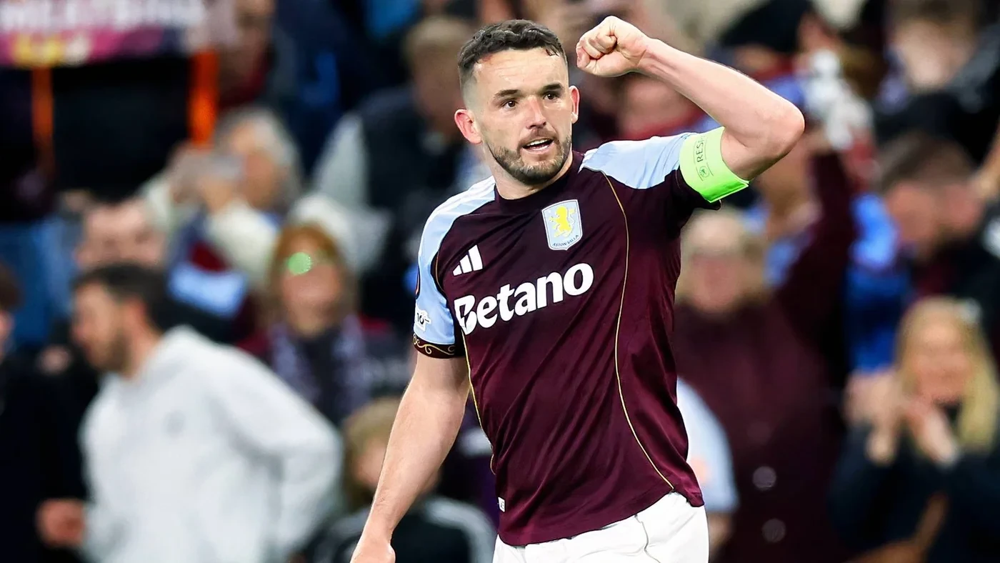 Đội trưởng John McGinn ra hiệu trong trận đấu của Aston Villa