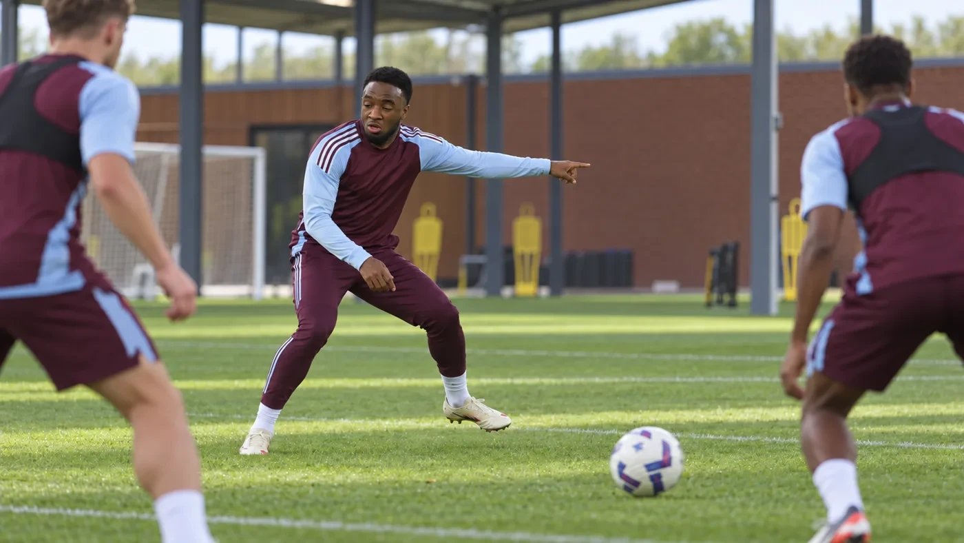 Lamare Bogarde chỉ huy vị trí trong bài tập phòng ngự Aston Villa