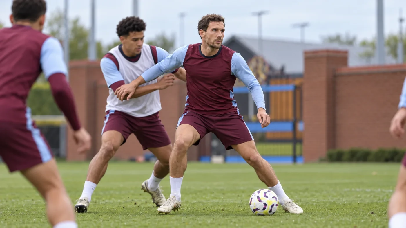 Leon Goretzka che bóng trong bài tập tuyến giữa Aston Villa