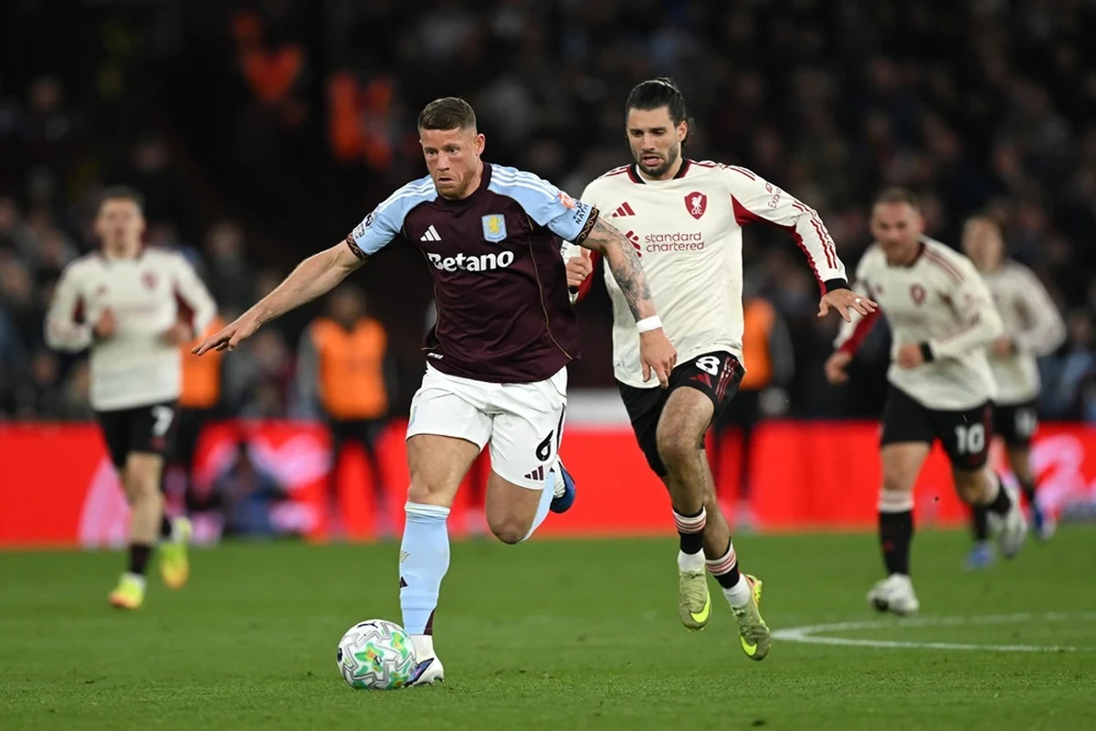 Ross Barkley dẫn bóng vượt qua áp lực trong màu áo Aston Villa