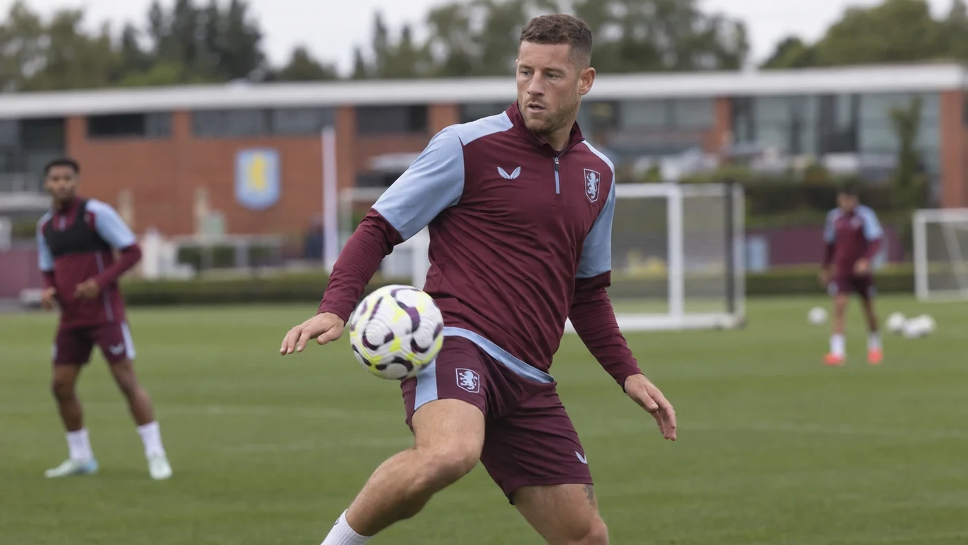 Ross Barkley khống chế bóng và quan sát hướng chuyền trên sân tập Aston Villa